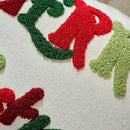 Capa de almofada de Natal bordada com os dizeres “HOHOHO” e desenho de boneco de gengibre.