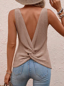 Blusa de malha sem mangas com decote em V e recorte nas costas.
