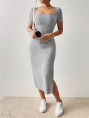 Vestido midi canelado com decote quadrado e racha – Verão 2025