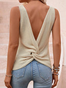 Blusa de malha sem mangas com decote em V e recorte nas costas.
