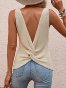Blusa de malha sem mangas com decote em V e recorte nas costas.