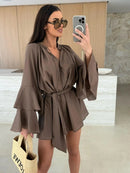 Vestido elegante para mulher com pregas, castanho, decote em V profundo, mangas compridas, modelo curto, moda feminina primavera/verão 2025, largo e elegante.