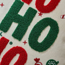 Capa de almofada de Natal bordada com os dizeres “HOHOHO” e desenho de boneco de gengibre.