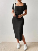 Vestido midi canelado com decote quadrado e racha – Verão 2025