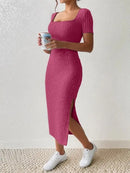 Vestido midi canelado com decote quadrado e racha – Verão 2025