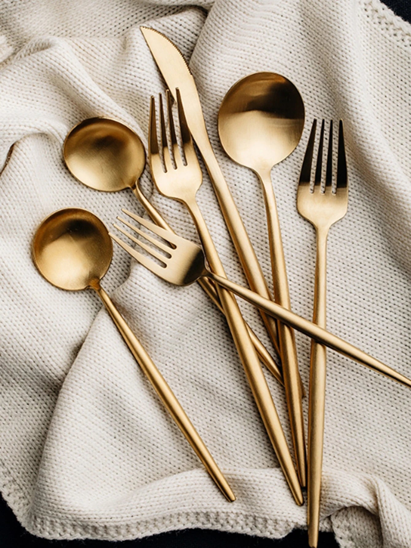 24-Piece Stainless Steel Cutlery Set – Elegant Tableware for 6
