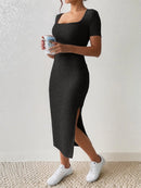 Vestido midi canelado com decote quadrado e racha – Verão 2025