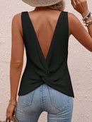 Blusa de malha sem mangas com decote em V e recorte nas costas.