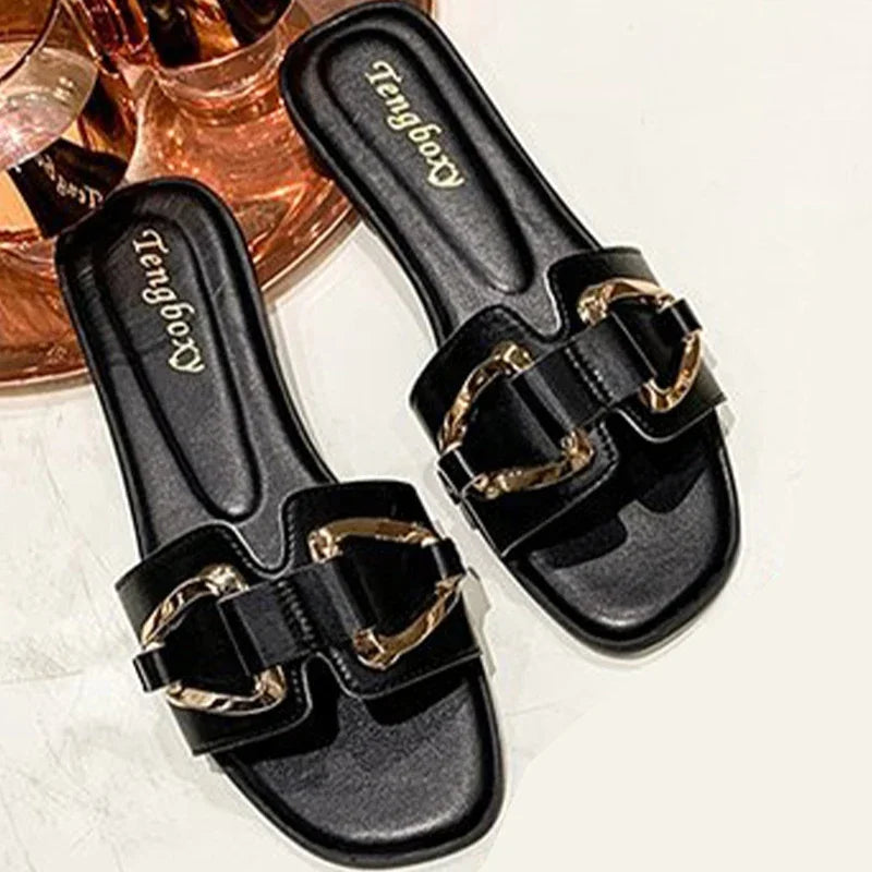 Women’s Flat Sandals with Metal Detail – Elegant and Comfortable Look for the European Summer